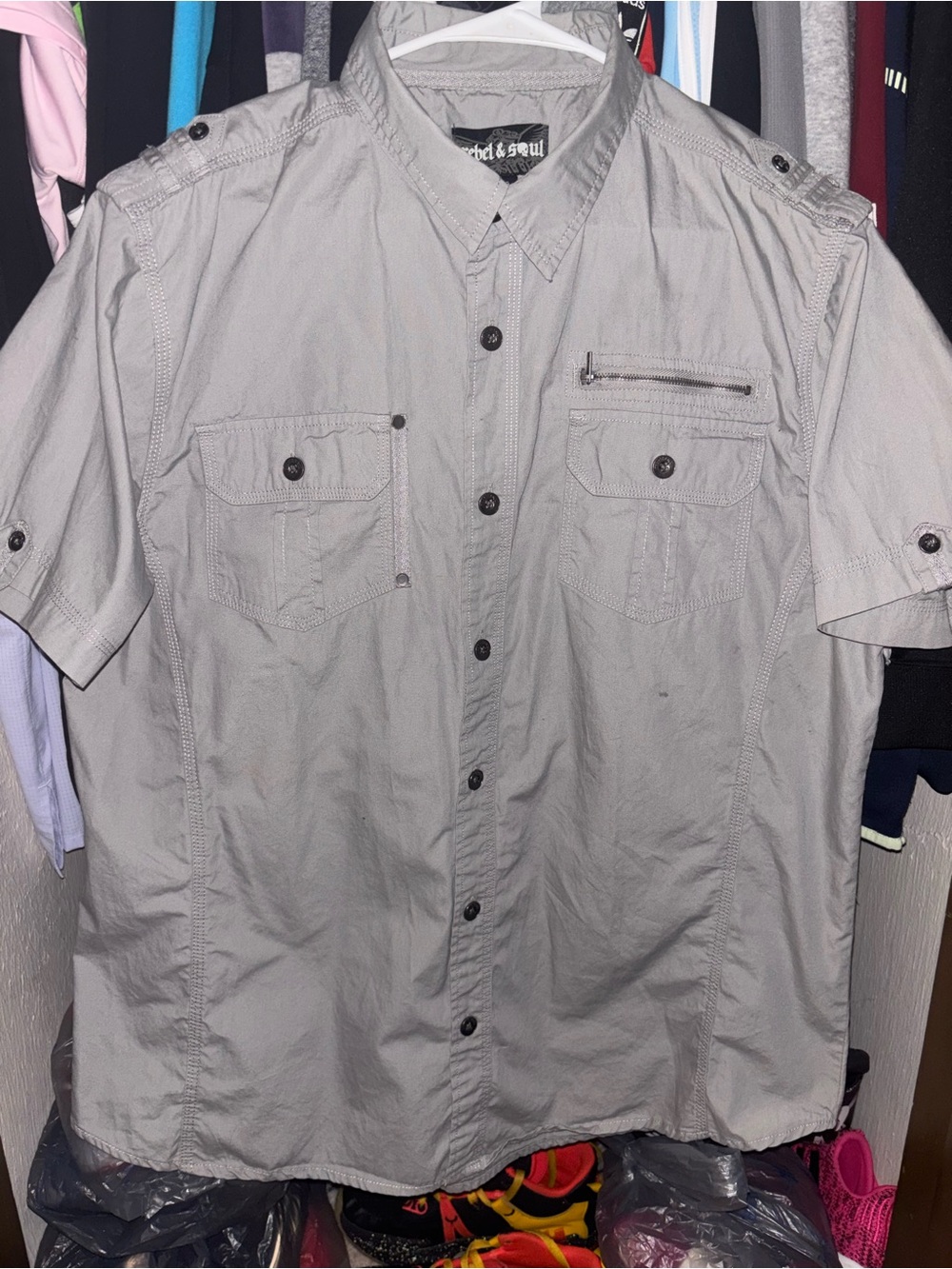Men's Short-Sleeve Casual Button-Down Shirt in Light Gray